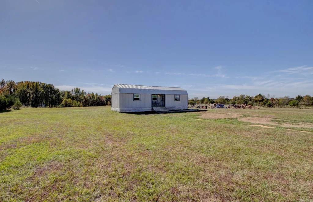 99 Wadley Road, Romance