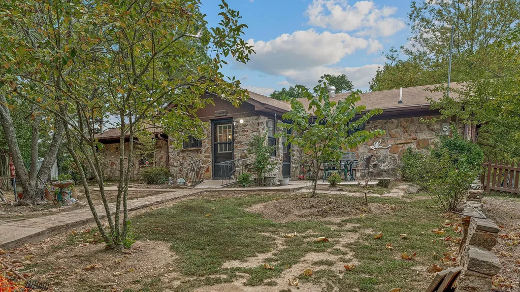 20021 E 14 Highway, Harrisburg