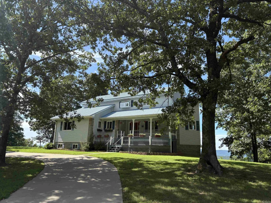 690 Cliffview, Quitman