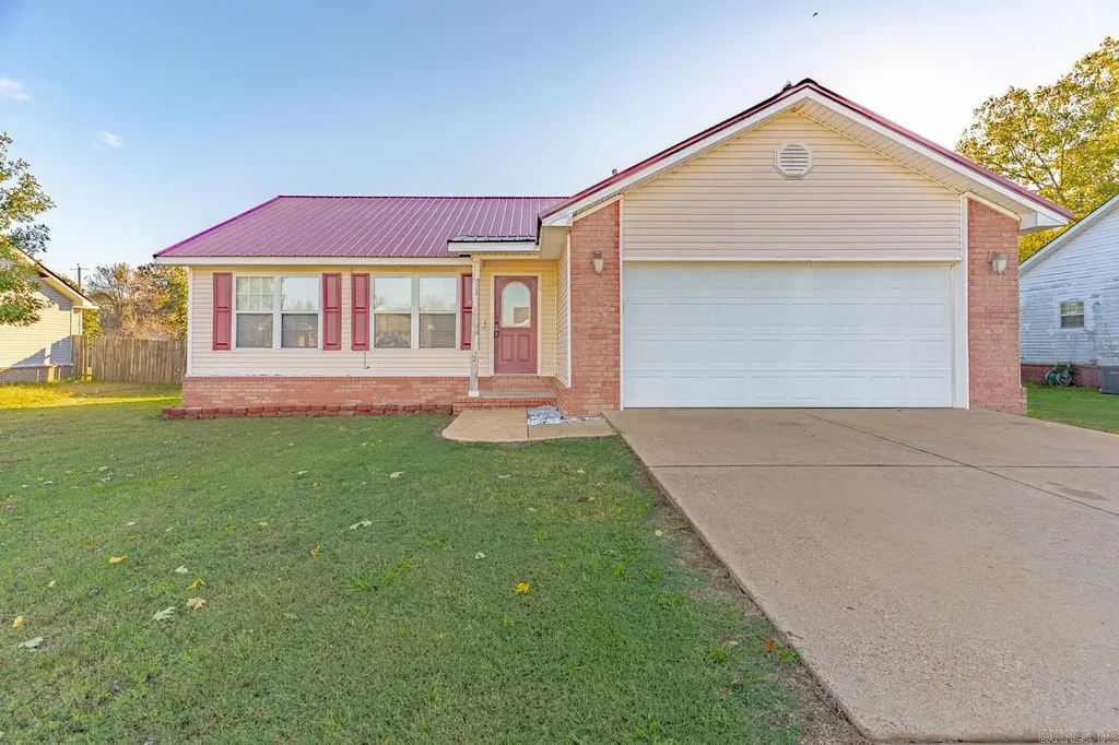 111 Summer Leigh Cove, Bay