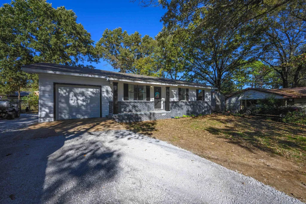 710 Village St., Newark