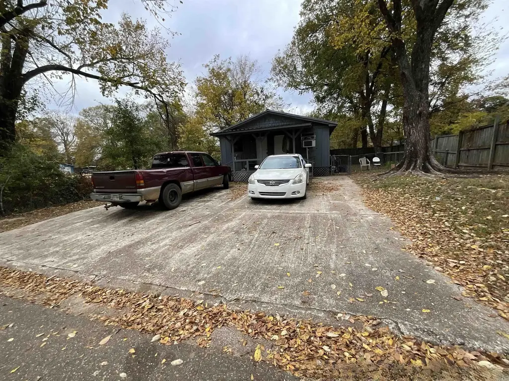 2215 E 11th St, Texarkana