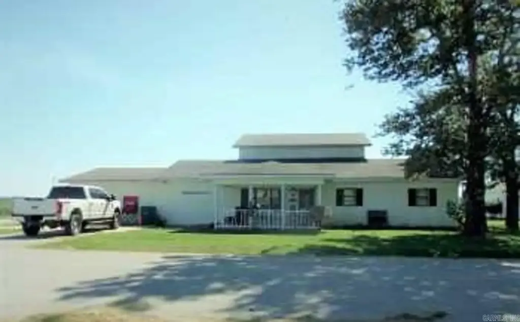 824 E 8th Street, Rector