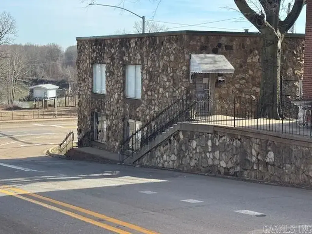215 E Broadway, Pocahontas