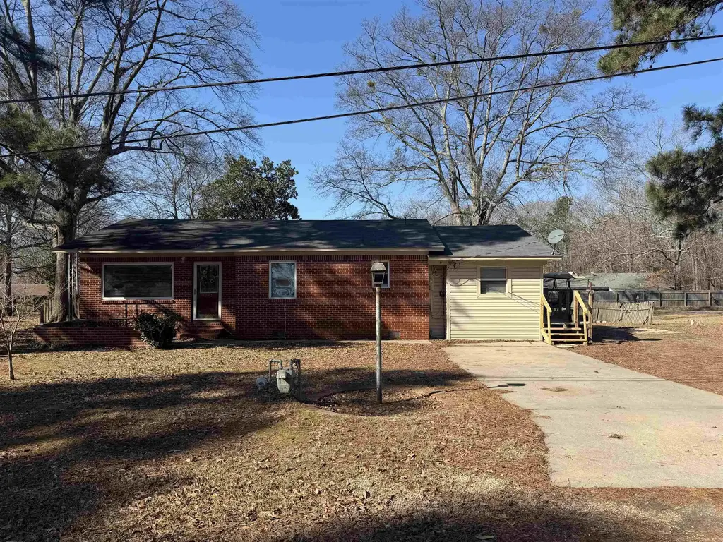 512 West Street, White Hall