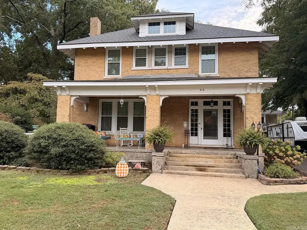 813 Hamilton Ave E, Wynne