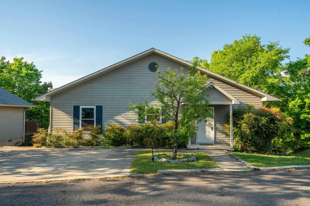 124 Lees Landing, Hot Springs