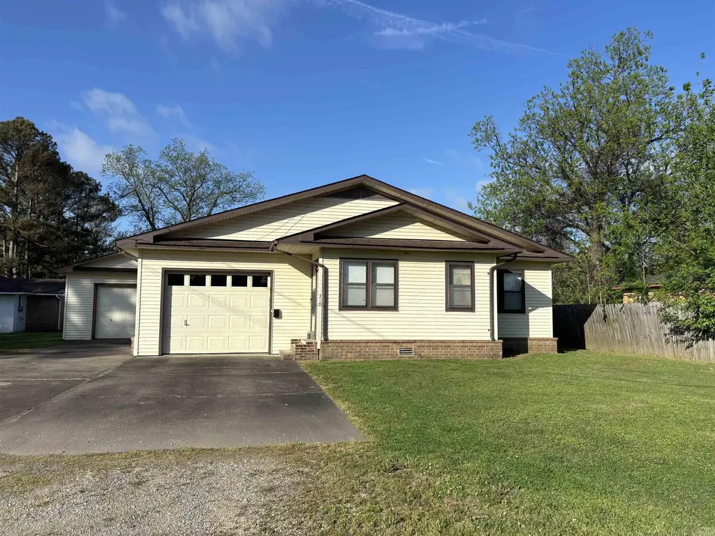310 E Elm Street, Walnut Ridge