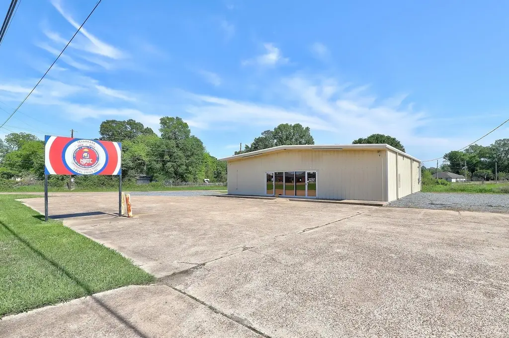 3005 S Lake Drive, Texarkana