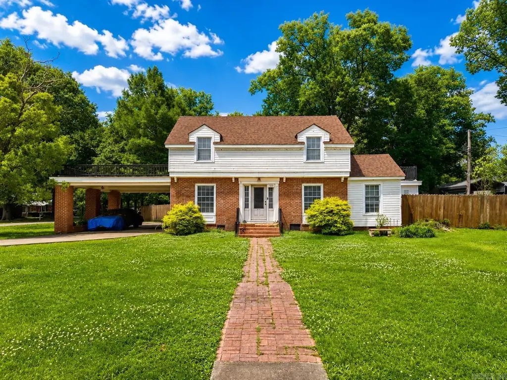 1501 Red Bud Ln, Stuttgart
