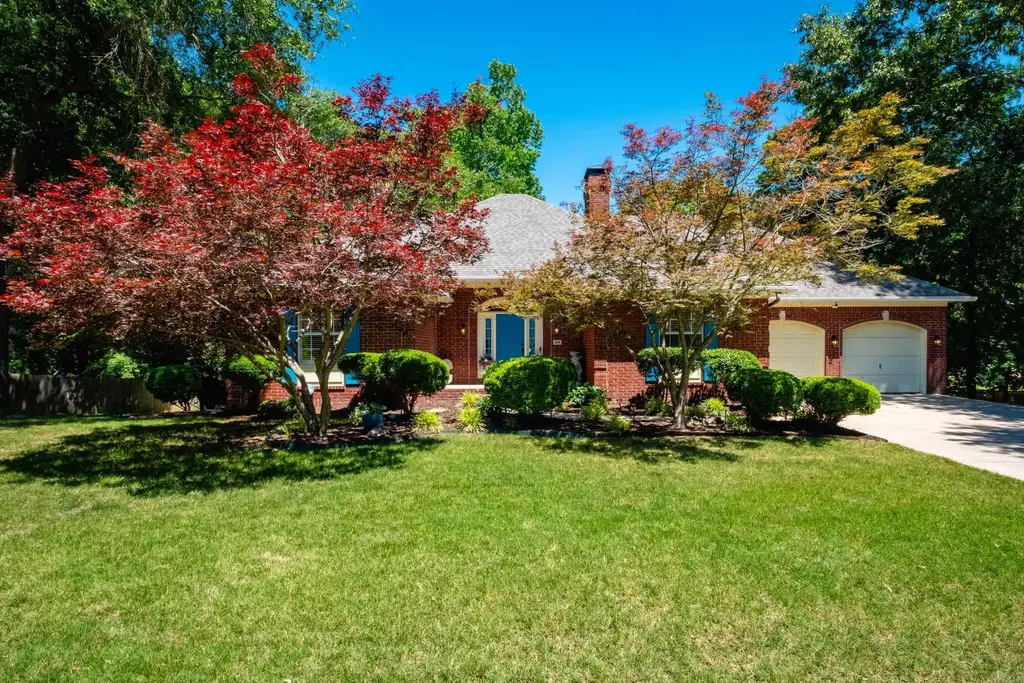 204 Fair Oaks Drive, Bryant