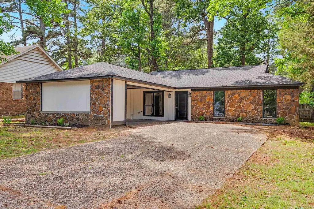 10024 Whispering Pine, Little Rock