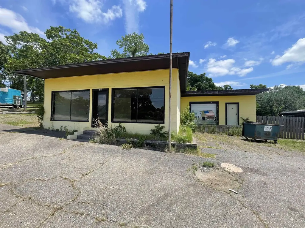 812 Highway 71 South, Mena