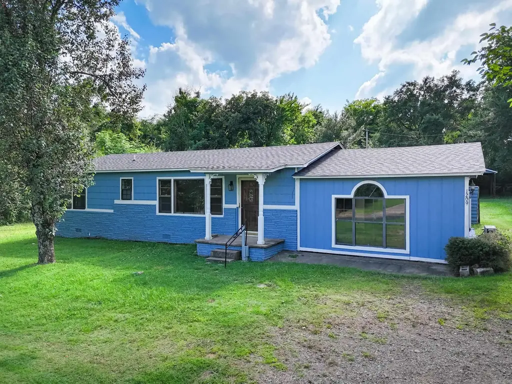 1209 N 3rd St, Ozark