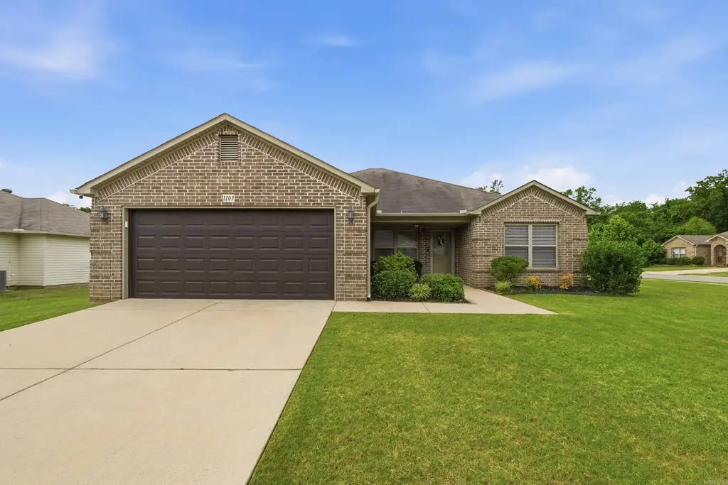 1107 Crossing Loop, Bryant