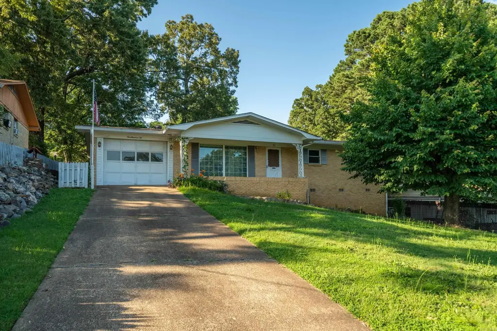 102 Dahlia St, Hot Springs