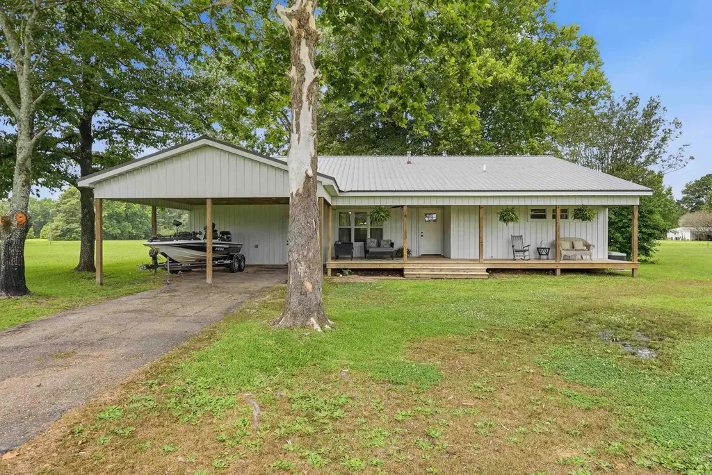 8179 North Main Street, Benton