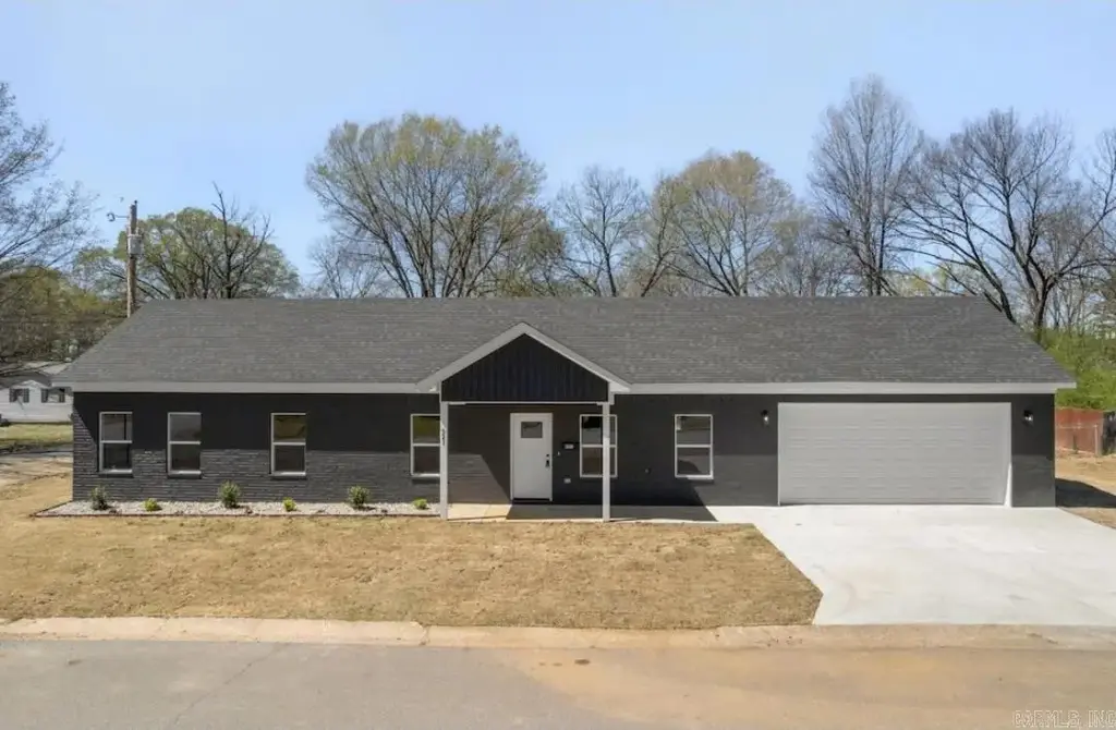 921 Banner Street, Benton