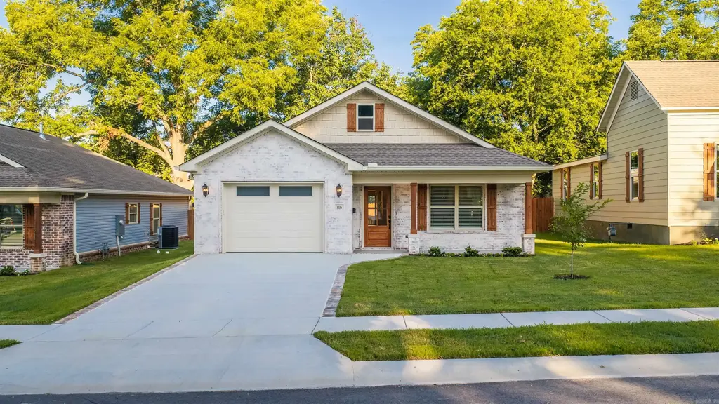 805 Pearl, Benton