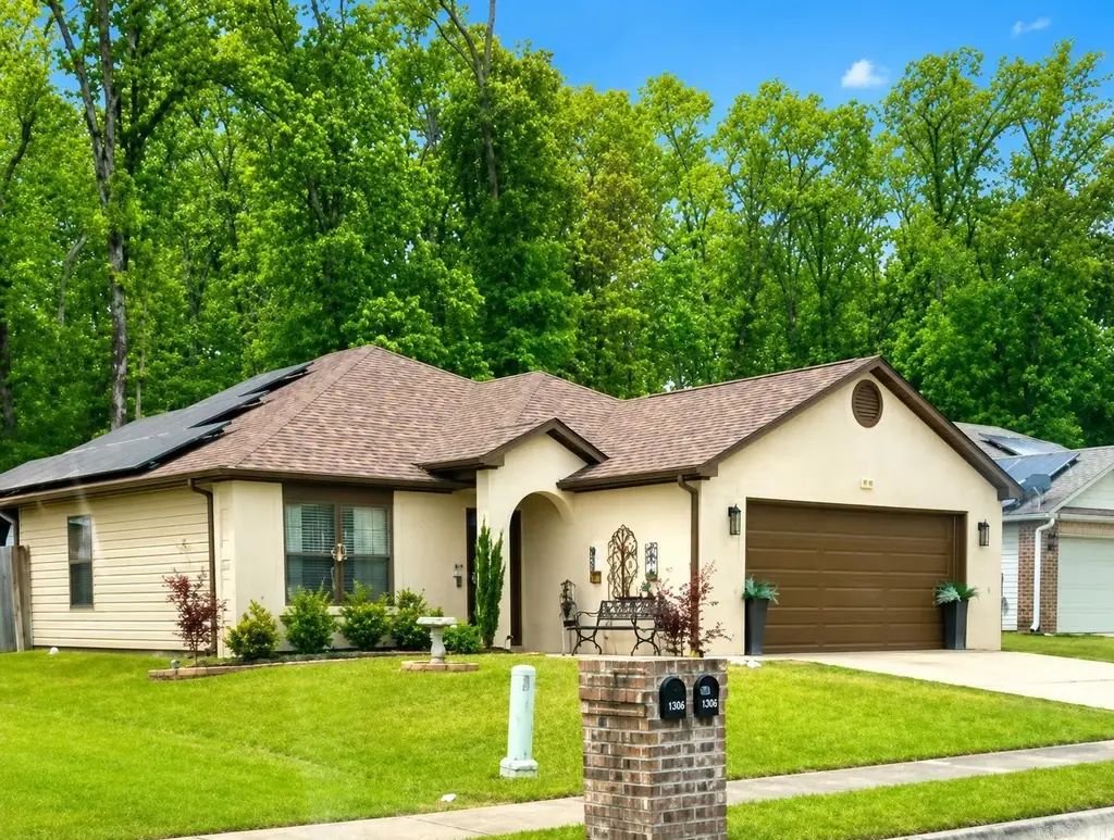 1306 Crossing Loop, Bryant