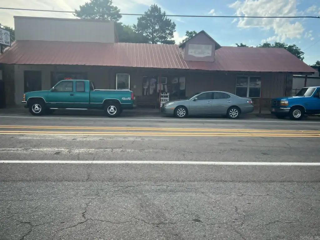 102 South Main Street, Hackett