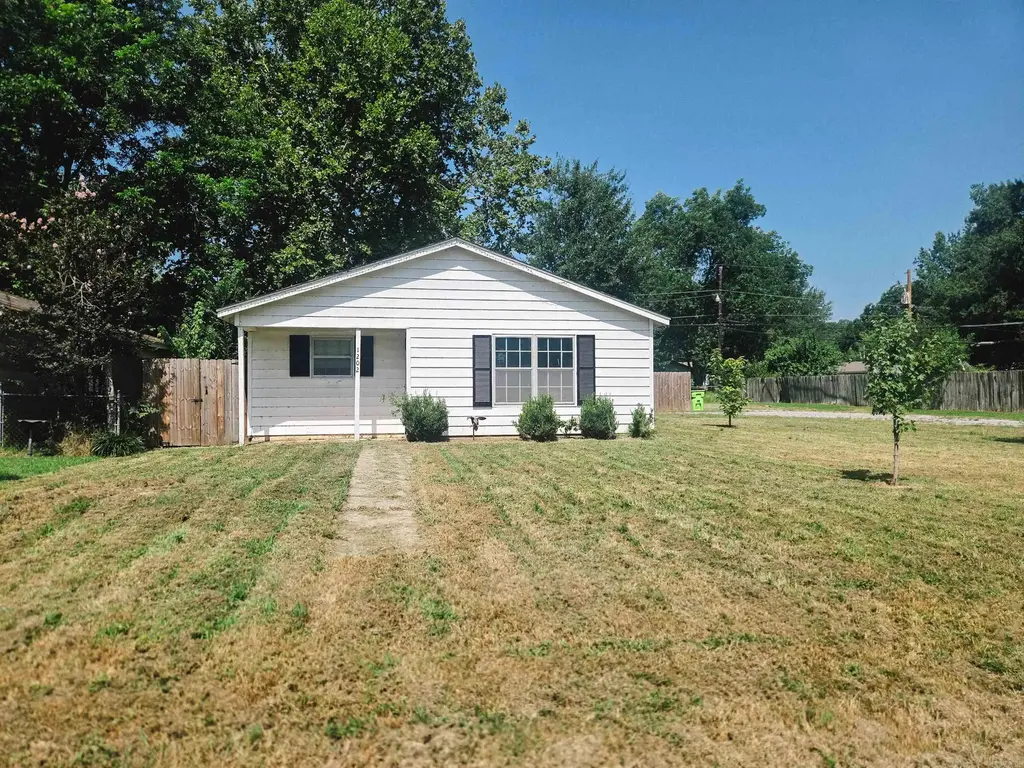 1202 S Wood St, Stuttgart