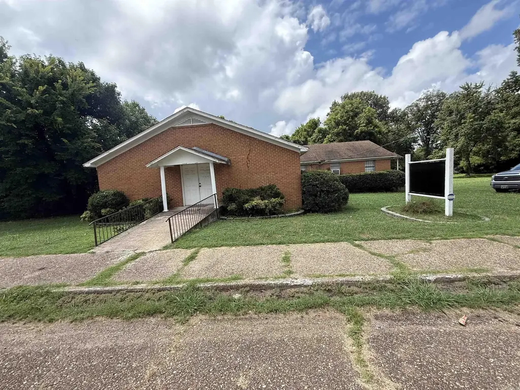 802 Main Street, Hughes