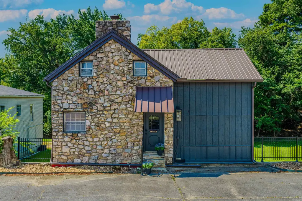 17940 I-30, Benton