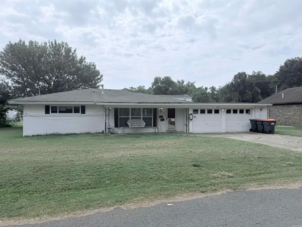 121 S. Laredo Ave., Russellville