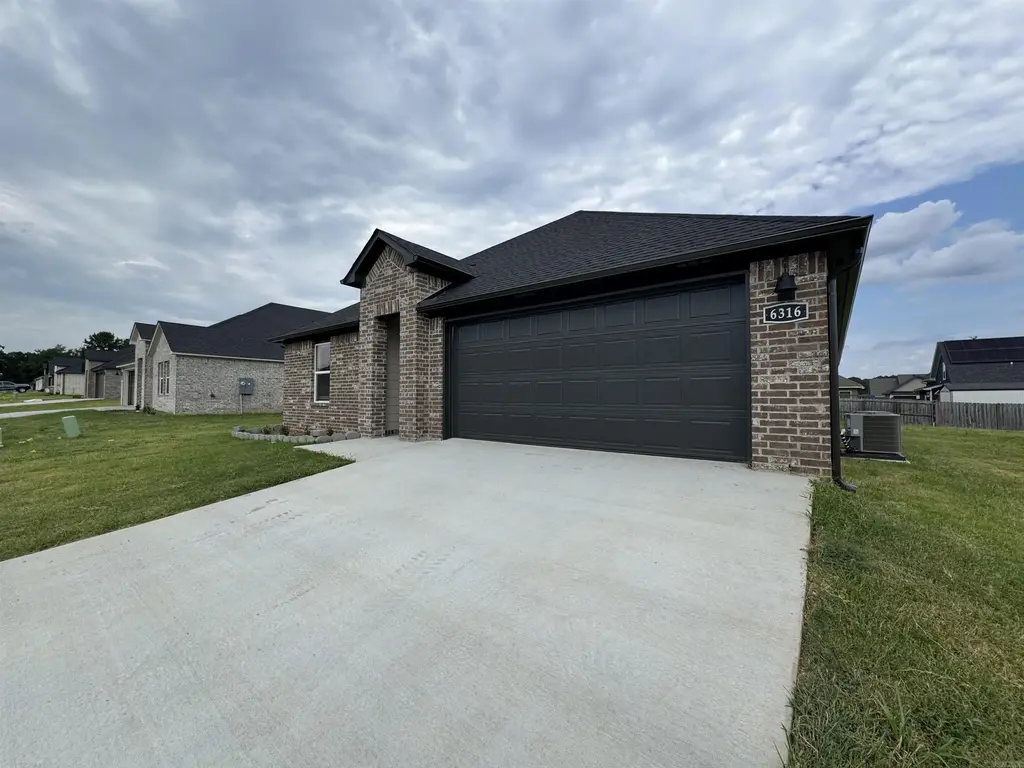 6316 Warwick, Bryant