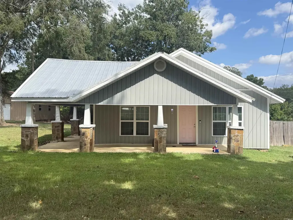 69 College Street, Quitman