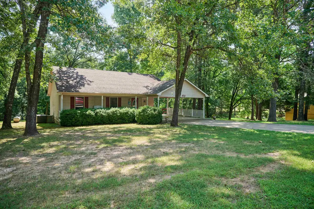 102 Hebron, Hardy