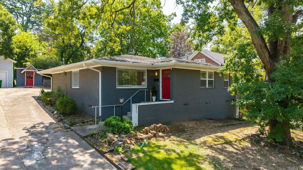 211 Colonial Court, Little Rock