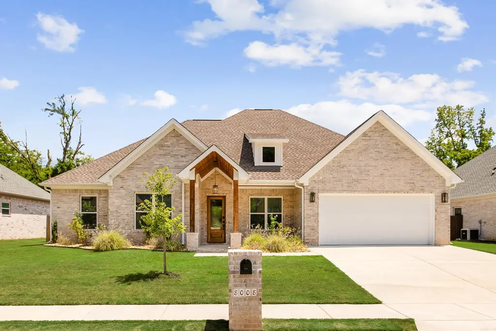 8008 N Shoreline, Benton