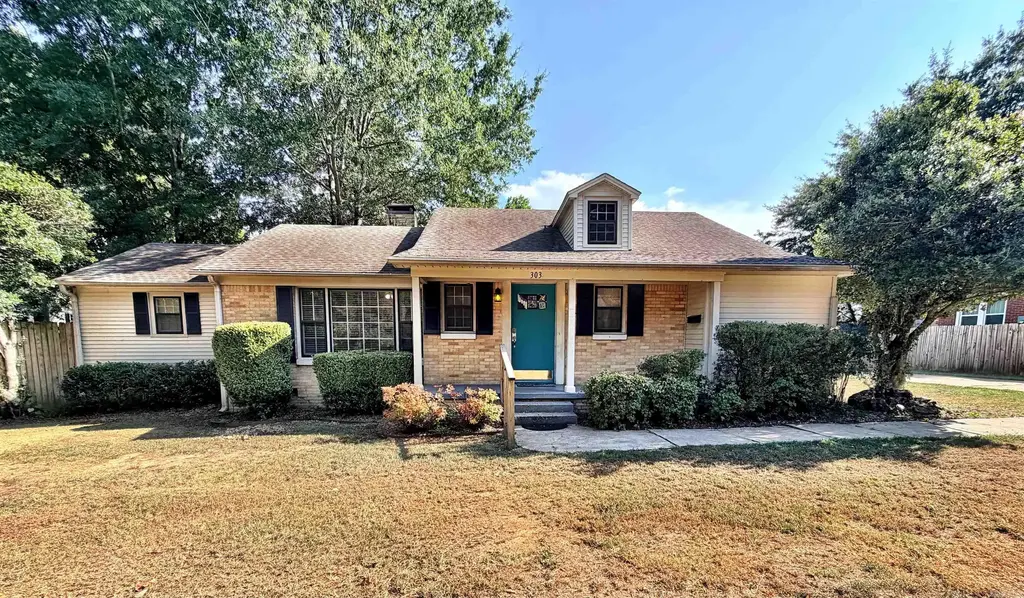 303 E Conway Street, Benton