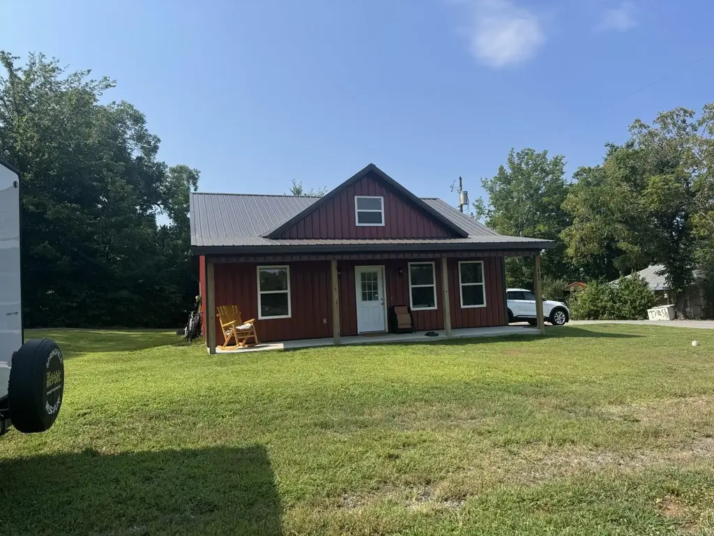 405 Walnut Street, Marshall