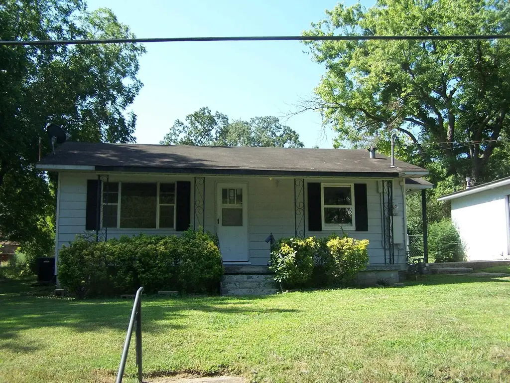 709 Fraser, Clinton