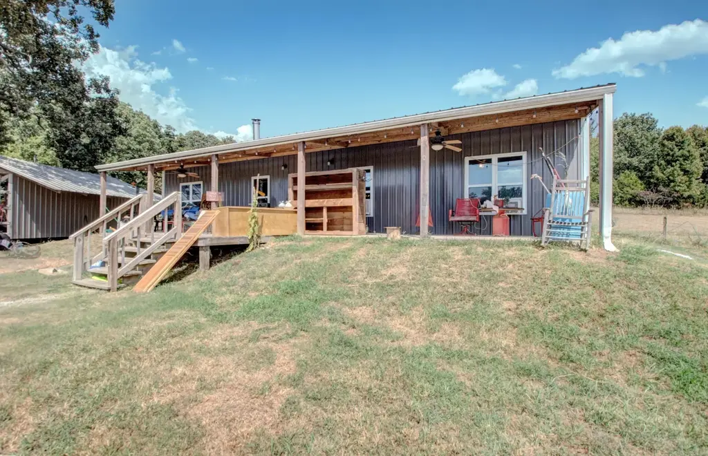 1195 Highway 5, Romance