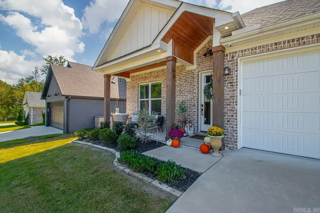 2565 Kara Lane, Bryant
