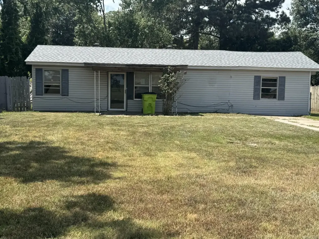 1108 S Oak St, Stuttgart