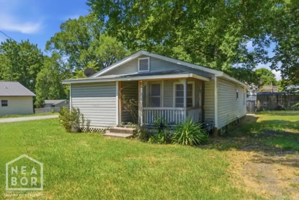 8 Locust Street, Mayflower
