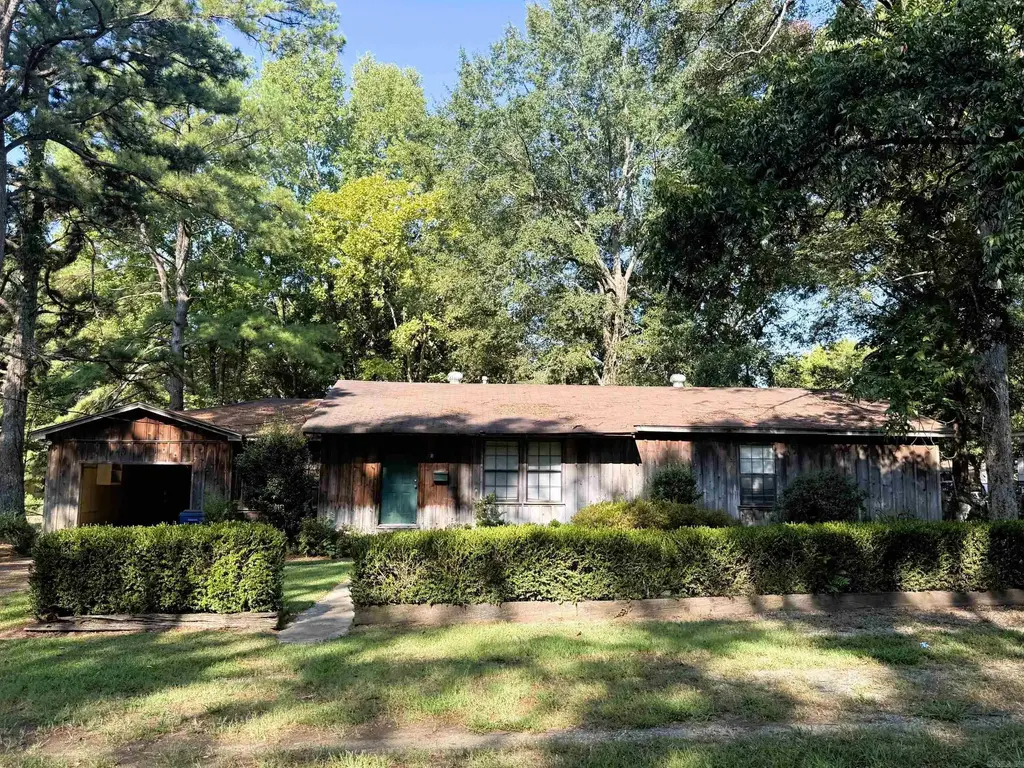 907 N Cherry St, Hamburg
