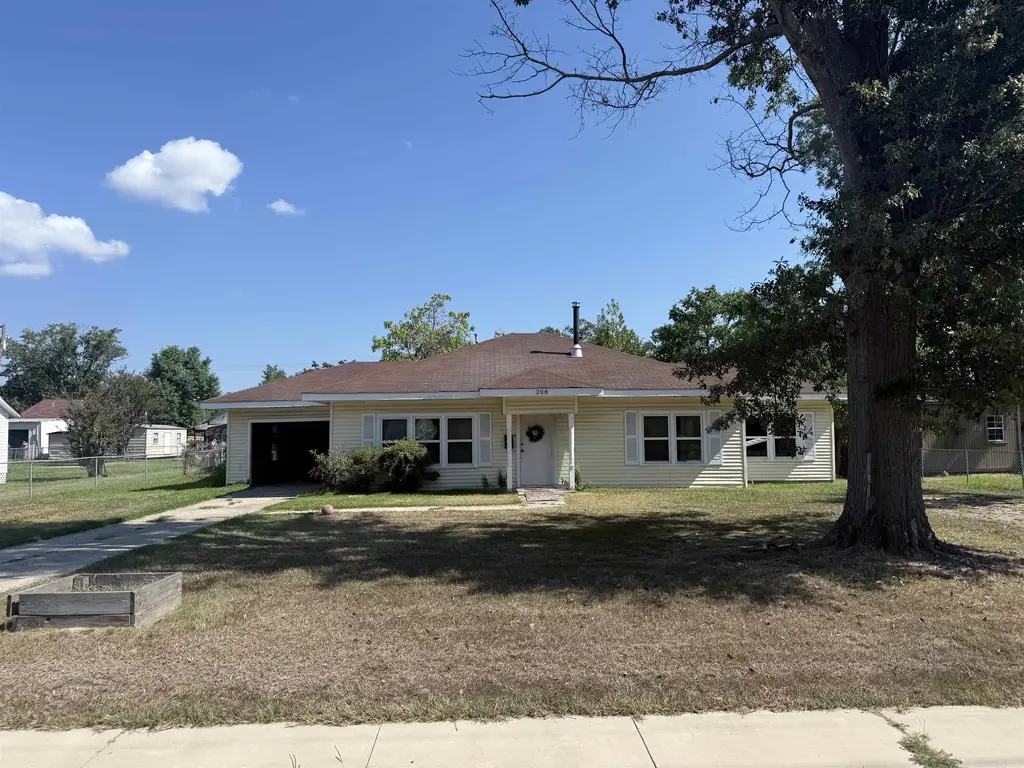 208 W 8th St, Smackover