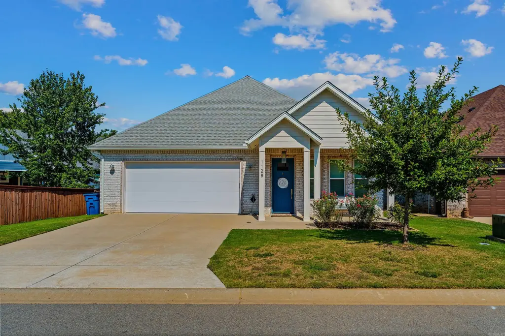 1128 Essex, Benton