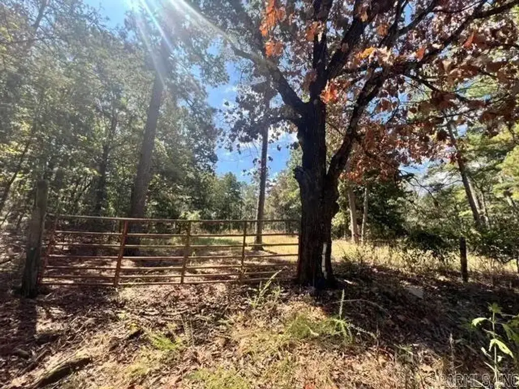 E Red Barn Road, Cave City