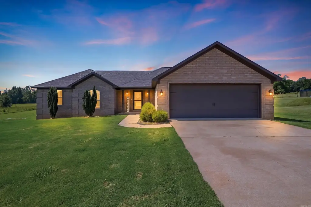 28 Kay Drive, Greenbrier