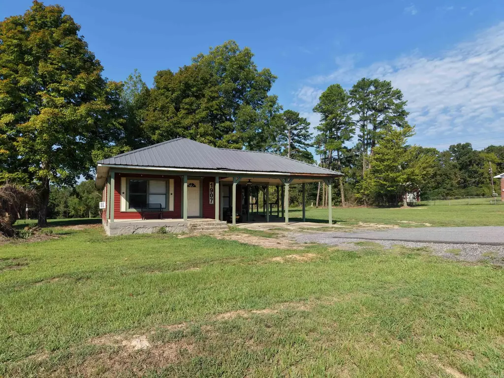 1907 N 65 Highway, Clinton