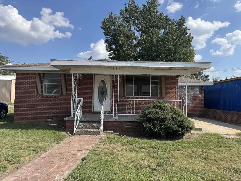 131 S Walnut Street, Steele