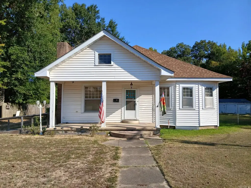 704 W Pine, Warren