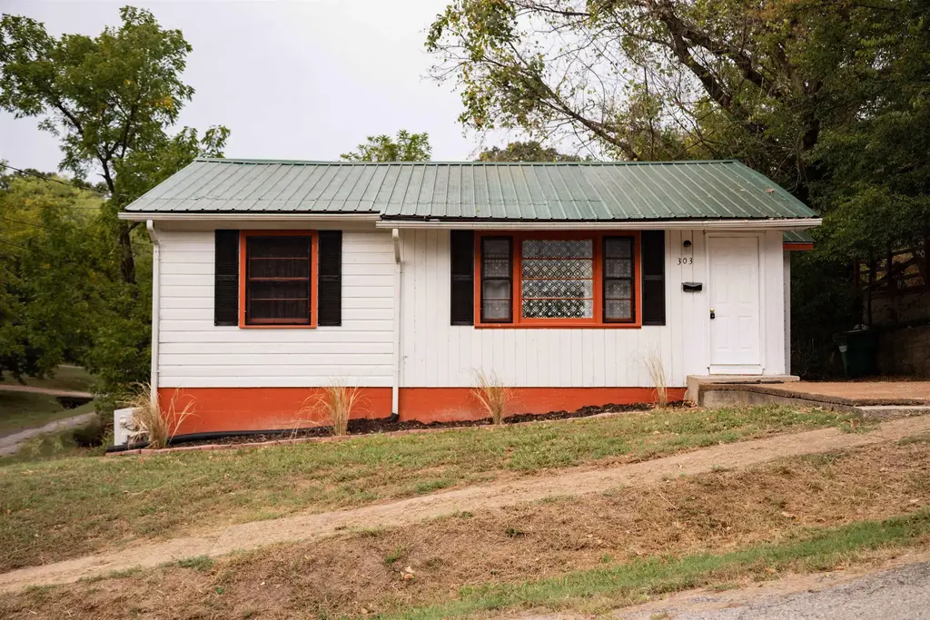303 N 5th Street, Thayer
